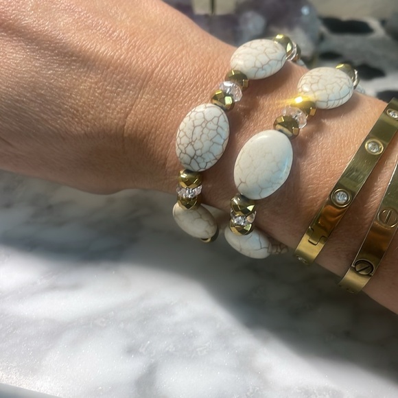 Howlite & clear quartz bracelet size 7” - Picture 4 of 5